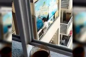 Filman a un nene caminando por la cornisa de una ventana en un piso 21