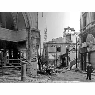 Demolición del clásico Bazar Bignoli; a la derecha, en lo alto, el "Chalet Díaz", la casa que fue construida en la terraza de un edificio y hoy sigue sorprendiendo a los turistas que pasean por la 9 de julio (Gentileza; Alejandro Daniel Machado)