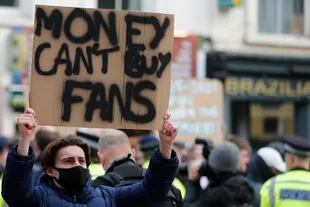 "El dinero no puede comprar hinchas", clama un simpatizante de Chelsea, uno de los 12 clubes fundadores de una Superliga Europea que encontró mucho rechazo.