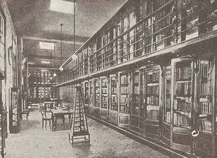 La biblioteca original del colegio, que debió ser mudada en 1998 por la venta de partes del colegio con fines comerciales