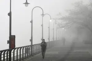 Cuál es el origen de la densa niebla que cubre la Ciudad y el conurbano Bonaerense