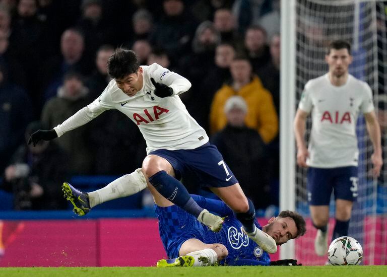 Son Heung-min (7) pelea un balón con Saúl durante el partido que Chelsea le ganó 2-0 a Tottenham por las semifinales de la Copa de la Liga inglesa el 5 de enero del 2022 en Londres. (AP Photo/Kirsty Wigglesworth)