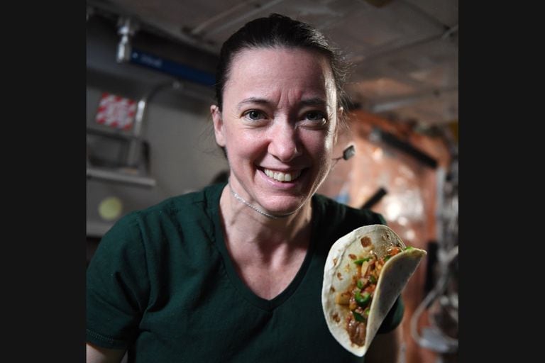 Astronautin Megan McArthur posierte mit Tacos aus Chilischoten, die im November 2021 auf der Internationalen Raumstation angebaut und geerntet wurden.