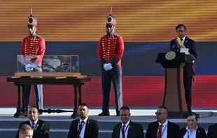 El nuevo presidente de Colombia, Gustavo Petro, ofrece un discurso junto a la espada del libertador de Sudamérica, Simón Bolívar, durante la ceremonia inaugural en la Plaza Bolívar en Bogotá, 7 de agosto, 2022. - (Photo by Juan BARRETO / AFP)