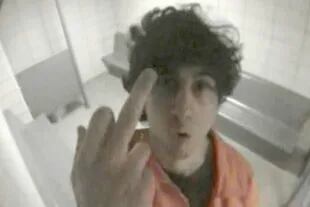 Dzhokhar Tsarnaev, hoy con 21 años, increpa a las cámaras de vigilancia en su celda de detención