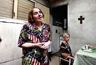 Hilda Molina y su madre, Hilda Morejón, cuando vivían aún en La Habana. La médica, que ya se había manifestado su disidencia con el régimen castrista, rogaba a Fidel Castro que permitiese a su madre salir de la isla para que, "antes de morir", pudiese conocer a sus nietos argentinos.