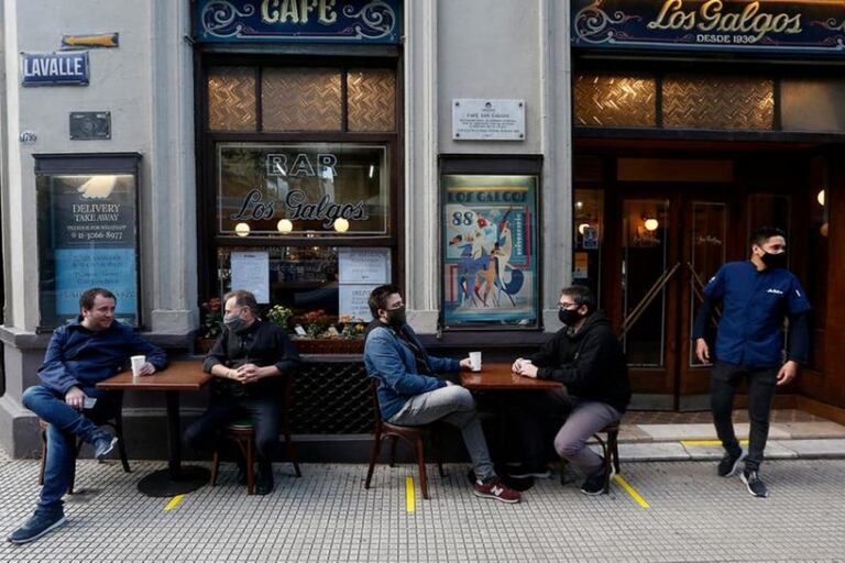 Se extienden por una hora para cerrar bares y restaurantes en Buenos Aires