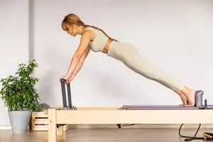 ¿Cuáles son los beneficios de hacer pilates regularmente y en qué se diferencia del yoga?