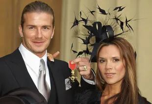 David Beckham, se encuentra con su esposa Victoria, mientras muestra el OBE (Oficial de la Orden del Imperio Británico) que recibió de manos de la Reina Isabel II de Gran Bretaña en el Palacio de Buckingham en noviembre 27 de 2003 en Londres