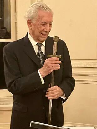 Mario Vargas Llosa recibió anoche la espada Richelieu de la Academia francesa; hecha en Toledo, guarda como modelo la que esgrimían los caballeros Templarios en su época