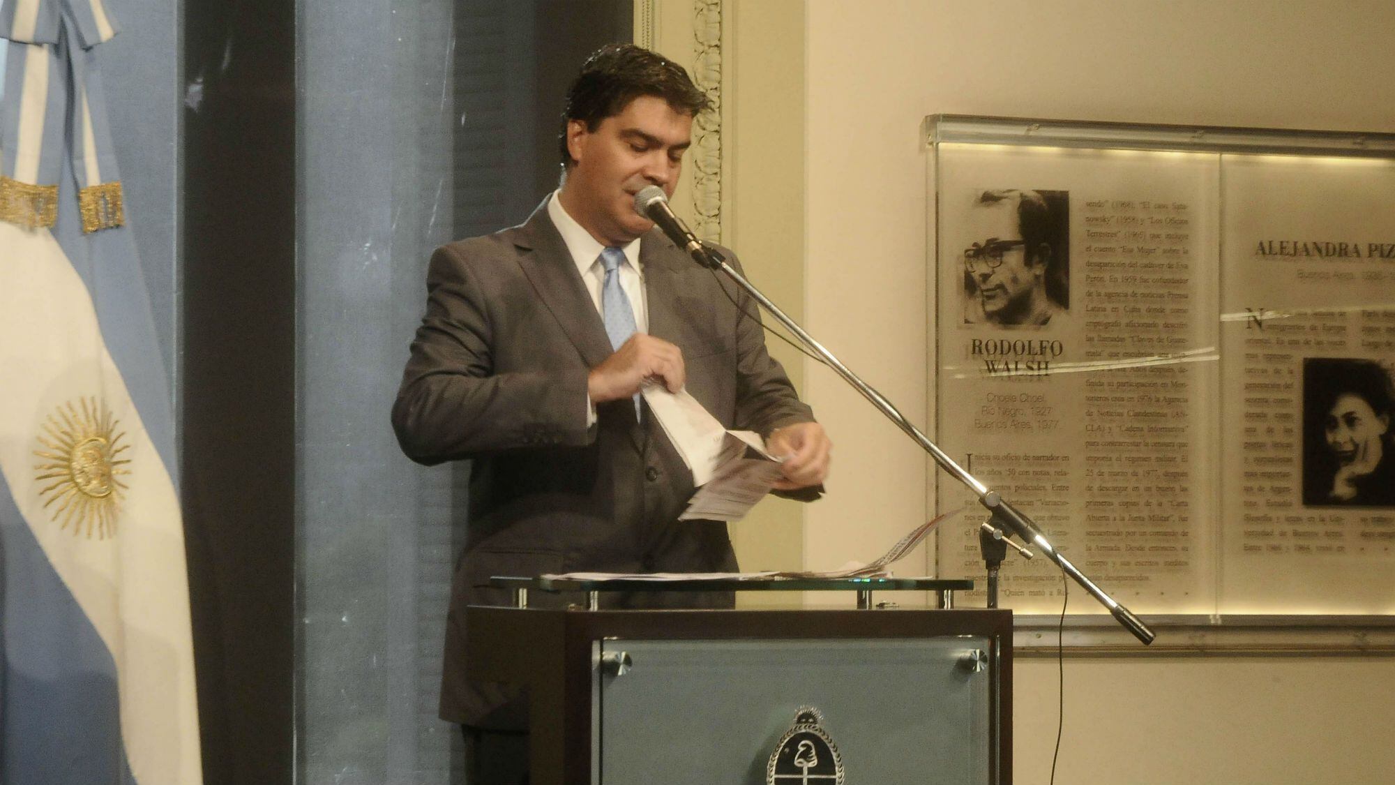 Jorge Capitanich rompe un ejemplar del diario Clarín durante una conferencia
