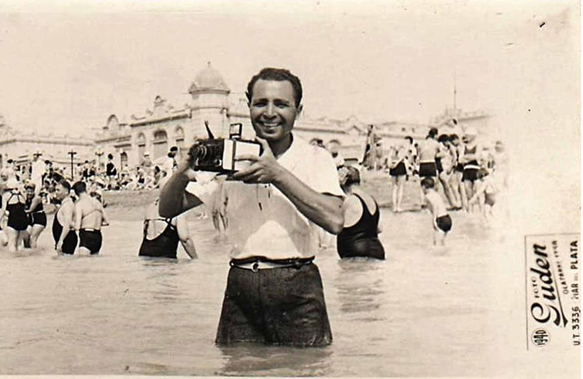 Manuel Atikian, llegado de Argenia en 1929, cámara en mano dentro de las aguas del Atlántico en Mar del Plata.