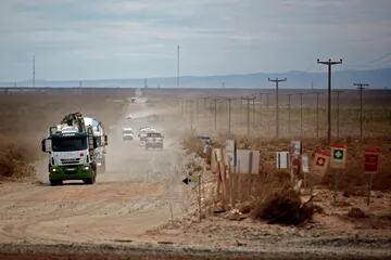 Varios camiones circulan por una ruta en Añelo, llevando parte del material extraído en los yacimientos de la zona
