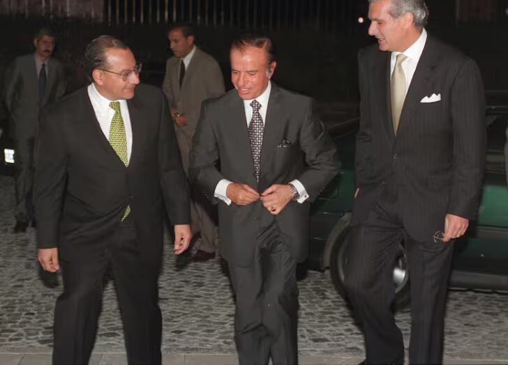Víctor Rocha junto a Carlos Menem y Carlos Fedrigotti, en Buenos Aires, en 1998.
(Alfredo Sánchez)