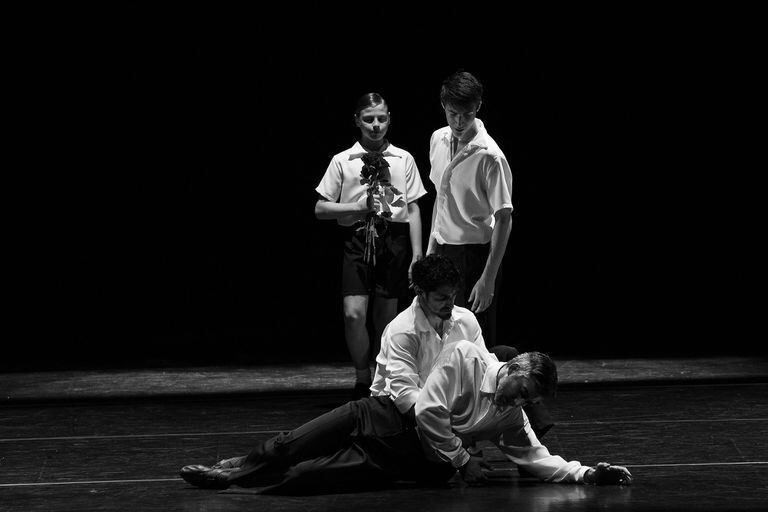 Las edades de Piazzolla están representadas por cuatro bailarines diferentes: el niño Teo Santa Coloma, el joven Vicente Manzoni, el adulto es Rodrigo Colomba y el mayor, José Lugones