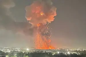 La onda expansiva de una masiva explosión en Uzbekistán generó destrozos en la capital y una gran columna de humo