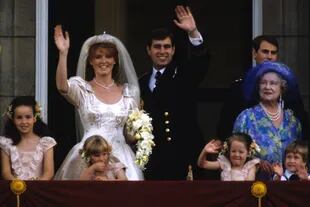 Tras su boda, el príncipe Andrés y Sarah Ferguson saludan al pueblo desde los balcones de Buckingham, el 23 julio 1986. ¿Usará su hija Eugenia la Corona Nupcial, regalo de la reina Isabel II, que Sarah logró conservar luego de su divorcio?