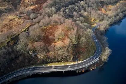 Ruta A82 en el área del Lago Lochmond, Escocia.