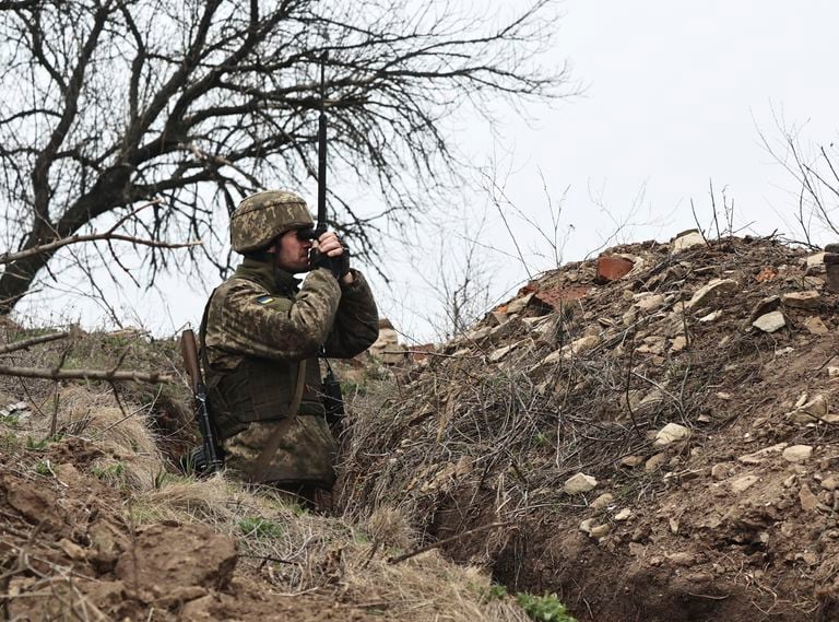 Un soldado ucraniano toma posicin cerca de las fuerzas separatistas pro-rusas
