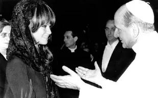 Claudia Cardinale y el papa Pablo VI en 1967