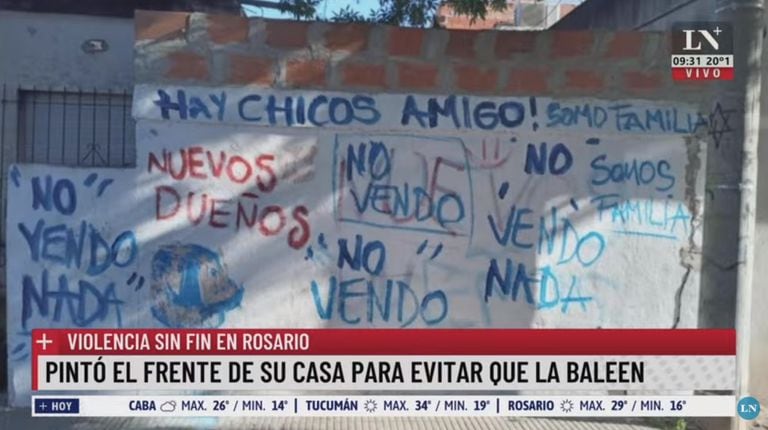 Tres familias rosarinas pintaron un mural para pedir que no les vuelvan a balear la casa