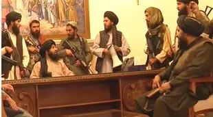 Los talibanes en el palacio presidencial de Kabul. Las nuevas autoridades de Afganistán criticaron la medida adoptada por Facebook durante una conferencia de prensa 