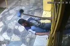 Un ladrón quiso entrar a robar a una panadería y lo echaron a escobazos
