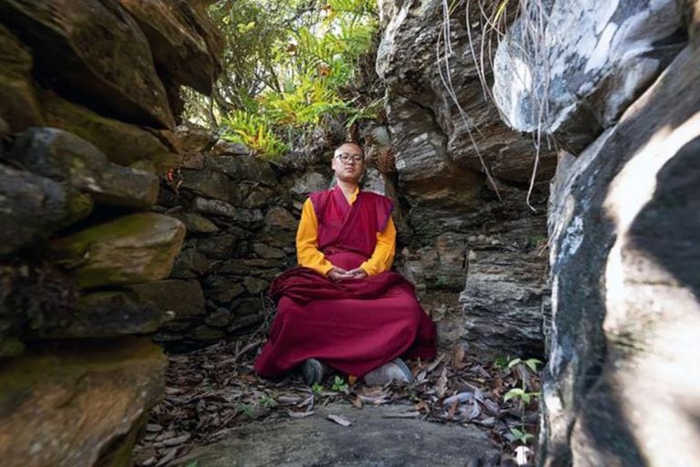Rinpoche visita con frecuencia su cueva de meditación personal en las colinas boscosas detrás del Monasterio Sangchen Ogyen Tsuklag en Trongsa