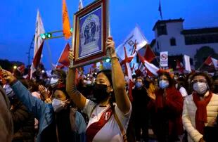 Una partidaria de la candidata presidencial Keiko Fujimori sostiene una pintura de "El Señor de los Milagros" durante una protesta para denunciar supuesto fraude contra la derechista semanas después de la segunda vuelta de las elecciones presidenciales en Lima, Perú, el sábado 19 de junio de 2021. (Foto AP/Martín Mejía)