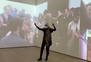 Marta Minujín en la sala que le dedica el MoMA al Minucode