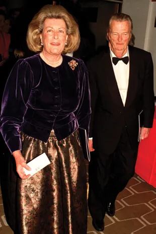 Junto a su marido, en noviembre de 1997, en un concierto de gala que formó parte de la celebración por el 50° aniversario de bodas de la Reina y el duque de Edimburgo.
