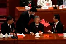 Reapareció Hu Jintao, el expresidente que fue forzado a abandonar el congreso comunista en China