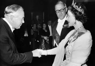 La reina Isabel saluda al primer ministro Harold Wilson en una recepción en County Hall, Westminster, Londres, el 11 de noviembre de 1964