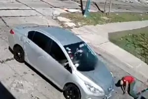 Un policía retirado mató a un ladrón que quiso robarle el auto este mediodía