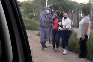 Policía de Formosa se lleva detenida a una joven que se negaba a hisoparse en Ingeniero Juárez, según informaron fuentes locales a LA NACION