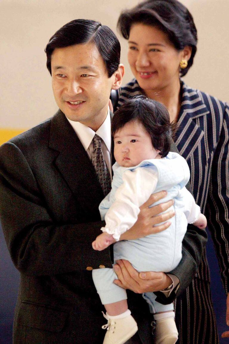 Un recuerdo de 2002, cuando el entonces príncipe heredero Naruhito, su mujer, Masako,y su hija, Aiko, llegaban a Tokio tras sus vacaciones.