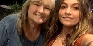 Debbie Rowe y su hija Paris Jackson, a comienzos de 2021