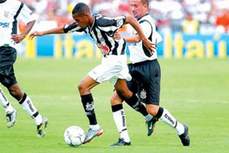 During his first spell at Santos, Robinho had been regarded as a successor to Pelé in Brazilian football.