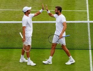 Horacio Zeballos y su compañero, el español Marcel Granollers Pujol, se saludan durante la semifinal de dobles de Wimbledon en la que se impusieron el argentino Máximo González y el italiano Simone Bolelli