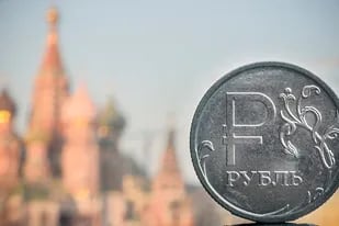 Rublo: cómo la moneda rusa se volvió la divisa con mejor desempeño del mundo pese a las sanciones