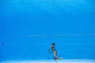 La estadounidense Anita Alvarez se hunde hasta el fondo de la piscina durante un incidente, en la final femenina de natación artística libre en solitario, durante el Campeonato Mundial Acuático de Budapest 2022 en el complejo de natación Alfred Hajos el 22 de junio de 2022