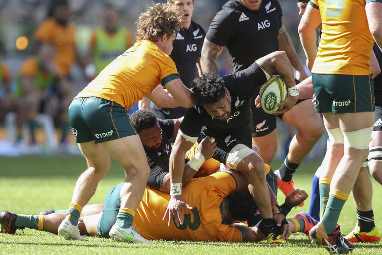 Ardie Savea de Nueva Zelanda corre contra Michael Hooper de Australia durante el juego de Rugby Championship entre los All Blacks y los Wallabies en Perth