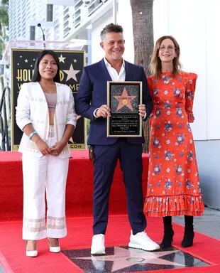 Alejandro Sanz recibió una estrella en el paseo de la fama de Hollywood; el cantante posó junto a Yalitza Aparicio y la CEO de Universal Music Jody Gerson