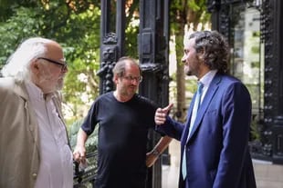 Juan Sasturain, Martín Kohan y Santiago Cafiero conversan luego del lanzamiento del plan Marca Libro Argentino