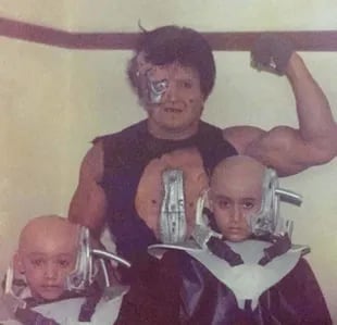 1991. Figueroa junto a sus hijos, a punto de presentarse en Ritmo de la noche, el programa de Marcelo Tinelli