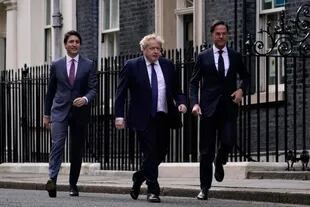 El primer ministro canadiense, Justin Trudeau, el primer ministro británico, Boris Johnson, y el primer ministro holandés, Mark Rutte, se dirigen a una rueda de prensa conjunta en el número 10 de Downing Street, en Londres, el 7 de marzo de 2022.
