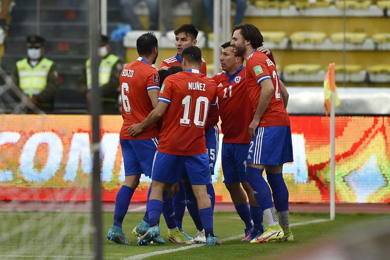 El festejo de todo Chile por un triunfo que mantiene a la Roja en una posición expectante en las eliminatorias; Brasil y Uruguay, los rivales de la última ventana, camino al mundial de Qatar