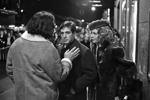 En el rodaje de El Padrino, Francis Ford Coppola les da indicaciones a Diane Keaton y Al Pacino, apuntados por la cámara de Benson