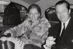 Alberto y Paola, los príncipes de Lieja, fueron una de las parejas más admiradas de su época. Ella era un verdadero ícono de estilo, a quien comparaban con Grace Kelly. Sin embargo, en 1969, fecha de la imagen, su matrimonio estaba arruinado, era sólo una pantalla para los fotógrafos.