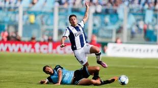 El delantero Sebastian Palacios, de Talleres, lucha por la pelota con el defensor Lucas Aveldano, de Belgrano